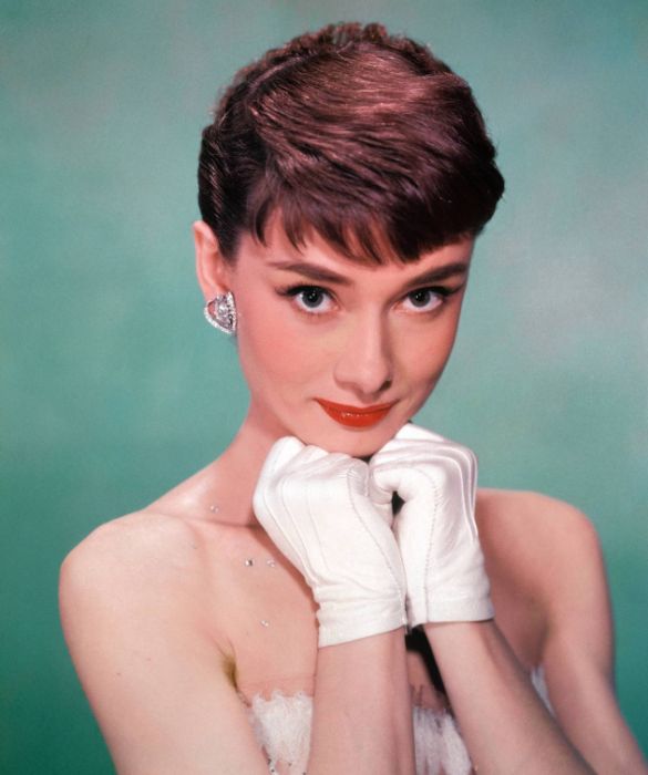 <p>Con garbo, Audrey Hepburn ha saputo rivoluzionare lo stile in punta di piedi. Ad esempio, è stata la prima star hollywoodiana a portare alla ribalta il <a href=