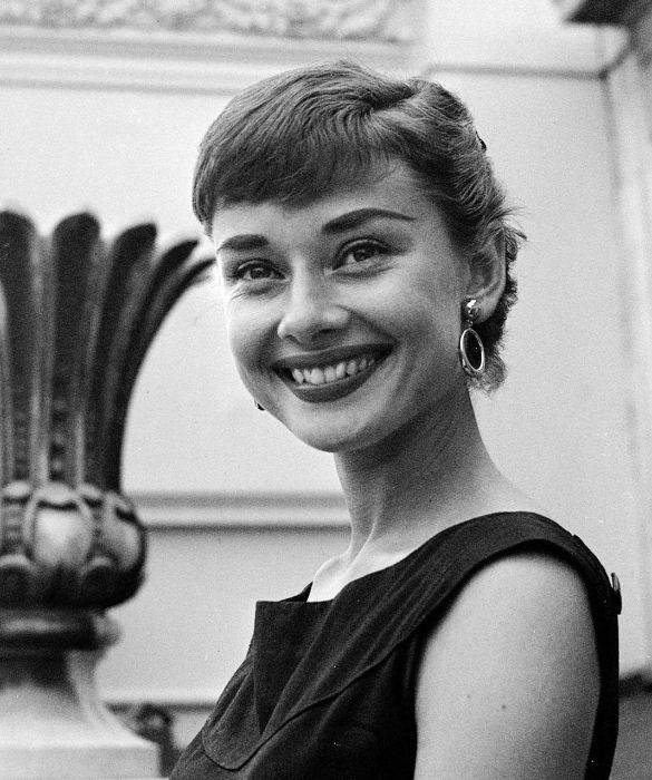 <p>Audrey Hepburn è stata un’icona vivente di grazia, buon gusto ed eleganza. Al punto essere entrata a far parte della <strong>International Best Dressed List</strong> (la classifica internazionale delle persone meglio vestite) fin dal 1961.</p>
