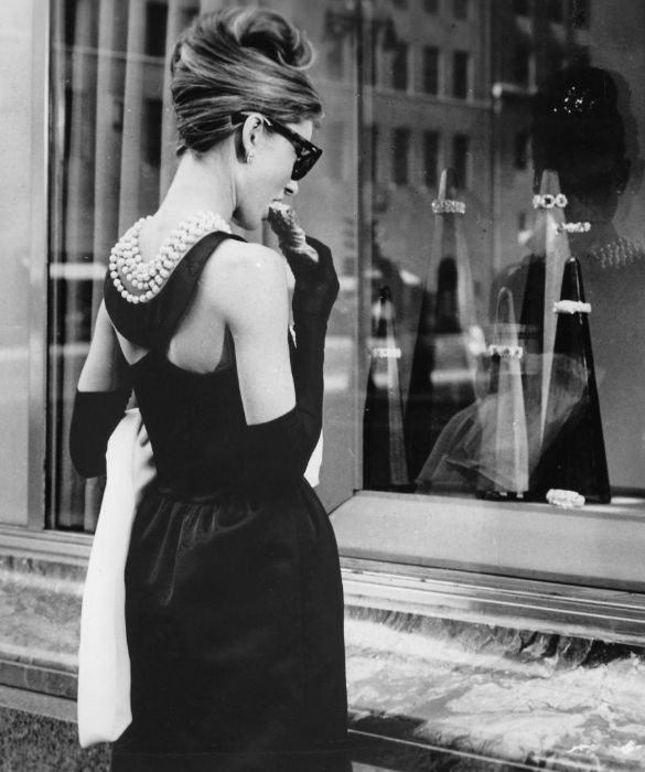 <p>Fu anche grazie all’estro di <strong>Givenchy</strong>, pigmalione di Audrey Hepburn, se l’attrice britannica divenne un’<a href=
