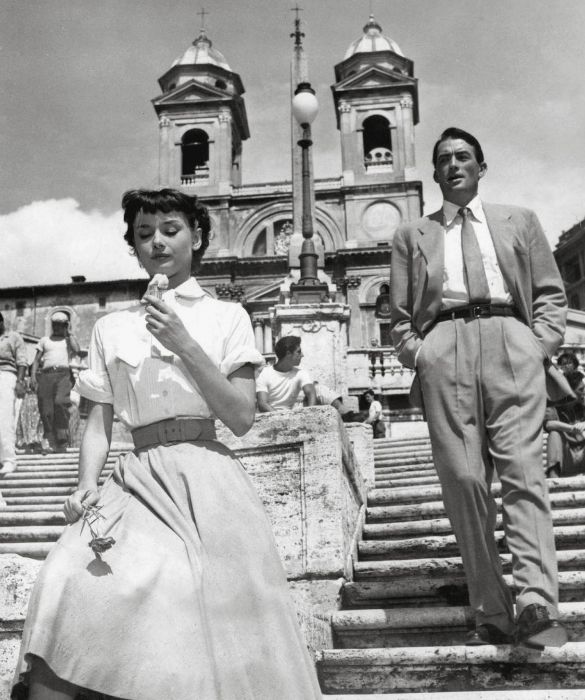 <p>Candidata più e più volte al <strong>Premio Oscar</strong>, Audrey Hepburn lo vinse nel 1954, a soli 24 anni, con la straordinaria interpretazione della <strong>Principessa Anna</strong> nel film <strong>Vacanze Romane</strong>. Un ruolo da protagonista al fianco di <strong>Gregory Peck</strong>, in una pellicola che ha affascinato generazioni intere con il mito di una romantica scoperta della città eterna a bordo di una <strong>Vespa</strong>.</p>
