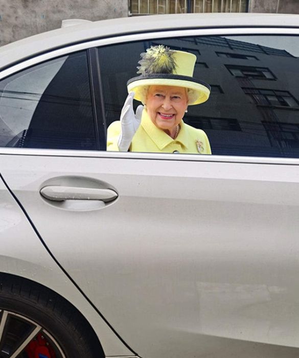 <p>La regina Elisabetta II non salirebbe mai sulla vostra auto, figuriamoci. E dovesse fare uno sforzo, se proprio fosse una Land Rover, la vorrebbe guidare. Certo non stare dietro, come vorrebbe fare credere questo insulso adesivo per auto, che desideriamo tantissimo.</p>
