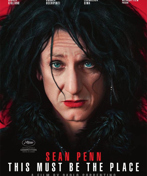 <p>Nel suo quinto film, primo in lingua inglese, Sorrentino passa da Servillo a Sean Penn: <em>This Must Be the Place</em> racconta <strong>la storia di una rock star irlandese caduta in disgrazia</strong>, di nome (d’arte) Cheyenne, che parte per l’America per raggiungere il padre morente con cui non ha contatti da tre decenni. Arriverà tardi, ma succederanno tante altre cose.</p>
