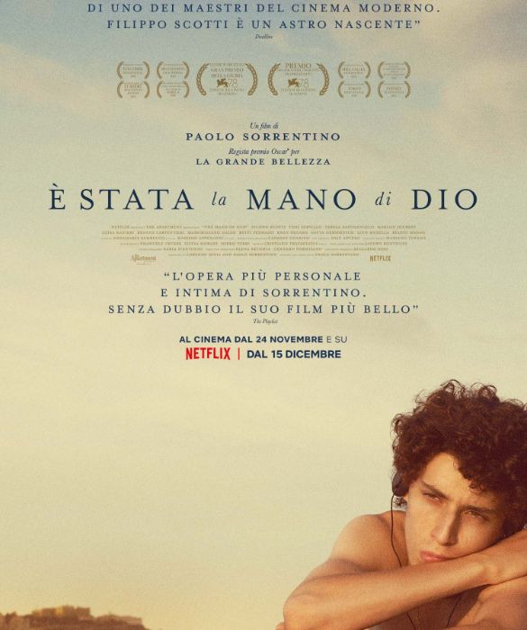 <p>Ed eccoci all’ultimo capitolo della filmografia di Paolo Sorrentino: <em>È stata la mano di Dio</em>, pellicola autobiografica in cui il regista racconta sé stesso, nella Napoli degli Anni ‘80 e dunque di <strong>Maradona</strong>, attraverso la storia di Fabietto. Dichiaratamente felliniano, il film ha vinto (per adesso) il Leone d’Argento - Gran Premio della Giuria al Festival del Cinema di Venezia.</p>
