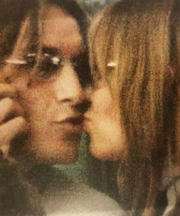 <p>Nel corso del primo vero appuntamento, racconterà Ilary Blasi anni dopo, Francesco Totti <strong>è andato a prenderla a casa con la sua Ferrari</strong>, che lei ha ammaccato sbattendo lo sportello contro un muretto. Ecco la prima foto paparazzata, con bacio, pubblicata qualche tempo fa dalla showgirl su Instagram.</p>
