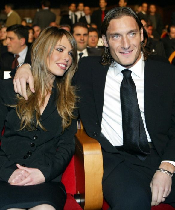 <p>Eccoli insieme<strong> agli Oscar del calcio AIC, nel 2005</strong>. Ad aprile dello stesso anno, nel corso di che <em>Che tempo che fa</em>, trasmissione che sta conducendo insieme a Fabio Fazio, Ilary Blasi rivela di essere incinta. Il 6 novembre nascerà Cristian, seguito poi da Chanel (13 maggio 2007) e Isabel (10 marzo 2016). Ma prima c’è il matrimonio.</p>