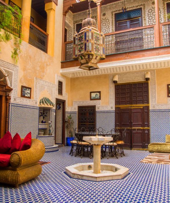 <p>La <strong>vacanza di lusso</strong> si può fare ovunque, basta avere il budget a disposizione. E in Marocco costa un po’ meno: a Marrakech si può soggiornare in incantevoli e lussuosi riad a cifre tutto sommato abbordabili, senza perdere un pizzico dell’autenticità del Paese. E sempre a proposito di lusso e mete turistiche, ci si può sbizzarrire con trattamenti negli hammam e con tour privati nel deserto.</p>
