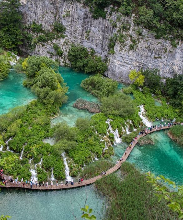 <p>I laghi di Plitvice, in Croazia, sono uno di quei posti da visitare una volta nella vita: si tratta di un insieme di specchi d’acqua, disposti su diversi livelli e collegati tra loro da una serie di cascata. Sono visitabili grazie a una rete ben segnata di sentieri e da 18 km di passerelle di legno, che danno al tragitto a pelo d'acqua un fascino unico. La Croazia ha ovviamente anche altro da offrire agli amanti della natura e, nell’ambito di una vacanza on the road, si può fare una soste anche alle grotte di Postumia, in Slovenia.</p>
