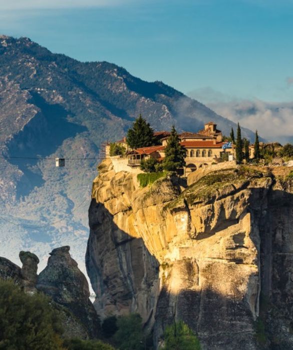 <p>Belle le isole della Grecia, ma avete mai visitato la sua parte continentale? Atene, con l’Acropoli e il relativo museo, è solo la vetta dell’iceberg. Sono davvero tante le località citate e viste tante volte sui libri di scuola da scoprire dal vivo: Delfi e il suo Tempio di Apollo dove risiedeva il leggendario oracolo, Micene con la sua Porta dei Leoni, Epidauro e il suo grande teatro, senza dimenticare Olimpia. E poi nel nord, in Tessaglia, c’è la spettacolare località nota come Meteora, che ospita sei antichi monasteri ortodossi costruiti su pinnacoli di pietra. Eccezionali posti per l’estate.</p>
