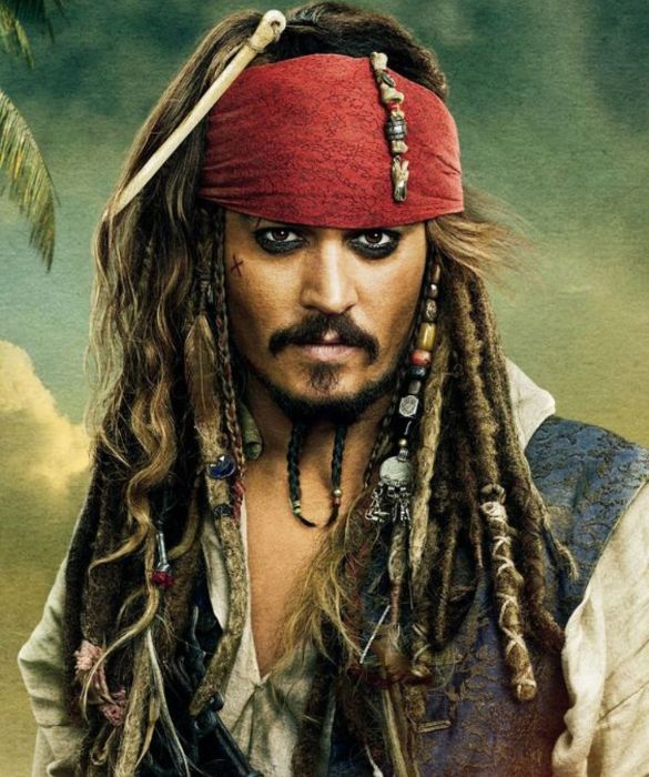 <p>Il 2003 è l’anno della <strong>consacrazione definitiva</strong> di Johnny Depp, al botteghino e nell’immaginario collettivo: con il ruolo del pirata <strong>Jack Sparrow</strong> ne <em>La maledizione della prima luna</em>, inizia il fortunatissimo ciclo dei <em>Pirati dei Caraibi</em>, che terrà impegnato Depp fino al 2017. Sul set il divo avrà come comprimari altre stelle di Hollywood del calibro di <strong>Keira Knightley</strong> e <strong>Orlando Bloom</strong>. Il look è sexy ed esagerato, tra stivaloni, rasta e occhi bistrati di nero.</p>
