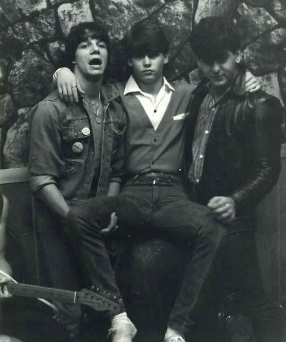 <p>Musicista, ancora prima che attore. A <strong>18 anni</strong> il cinema non rientra ancora tra le ambizioni del Depp, il cui interesse principale è rappresentato dalla <strong>musica</strong>. Con alcuni coetanei fonda la garage band <strong>The Kids</strong>, che per qualche tempo avrà anche un discreto successo: i ragazzi apriranno infatti per nomi importanti, come Iggy Pop e i Talking Heads. La passione per la musica sarà in seguito sviluppata da Johnny Depp secondo altre modalità: nel ‘93, con un socio, diventa proprietario del leggendario del club <strong>The Viper Room</strong>, inaugurato con un concerto di Tom Petty. Tre anni prima, nel ‘90, Depp canta e recita invece nel film musicale <em>Cry Baby</em>.</p>