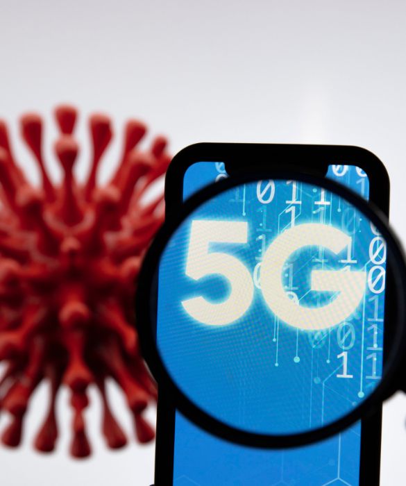 <p>Secondo i complottisti, la tecnologia 5G è pericolosissima, in quanto le sue onde abbassano le nostre difese immunitarie. Non li avete visti gli stormi di uccelli morti a terra, dopo l’installazione dei nuovi ripetitori? Per una proprietà matematica che al momento mi sfugge, dunque, il 5G favorisce la diffusione del virus. Altro che progresso, qui si va indietro.</p>
