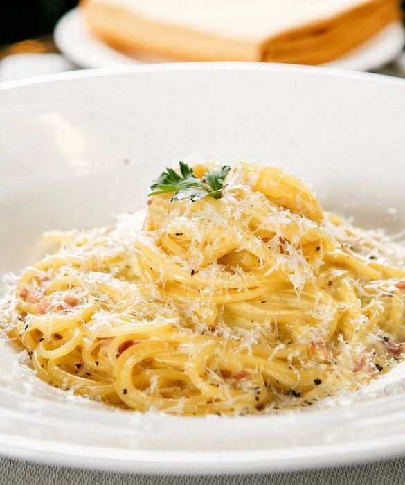 <p>Sulle origini della carbonara le certezze non sono molte. Tuttavia, nell’albero genealogico del piatto dovrebbe figurare con una ragionevole probabilità la celebre pasta cacio e uova, risalente a fine ‘800 e tra le primissime ricette in cui viene proposto il connubio di uova e formaggio.</p>
