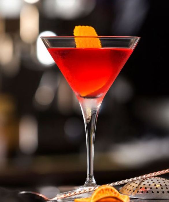 <p>Le <strong>idee per aperitivo</strong> continuano con il popolare cocktail a base di whisky americano, vermouth e angostura. Nonché il preferito di Carrie di Sex ande The city. E se a lei piace, chi siamo noi per non dare una possibilità al <a href=