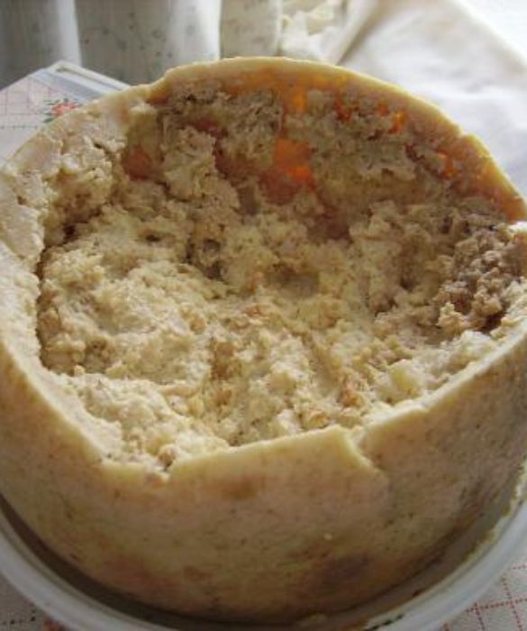 <p>Non è un vero piatto ma un prodotto tipico sardo. Si tratta di un formaggio caratterizzato da una particolarità: quella di contenere dei vermi al suo interno. Contaminato dalle larve della mosca casearia, questi insettini sono i responsabili del suo sapore piccante.</p>
