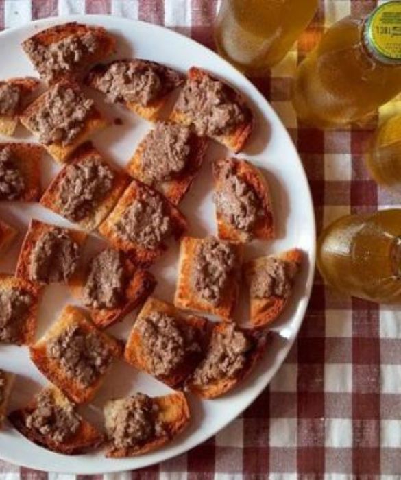 <p>Chi li ama giura che sono buonissimi, ma chi non è abituato potrebbe storcere il naso. Resta il fatto i crostini di fegatini di pollo toscani sono un piatto tipico intramontabile e protagonista di praticamente tutti gli antipasti regionali.</p>
