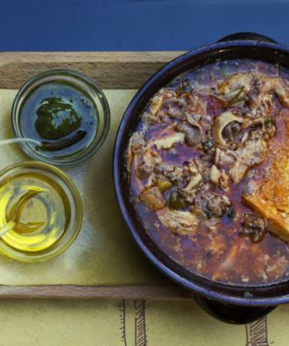 <p>Il Lampredotto fiorentino, cugino del pane con la meusa, proviene dalla toscana. Il ripieno, in questo caso, è l'Abomasum, uno dei quattro stomaci del bovino che viene posto a una lunga cottura con pomodoro, cipolla, prezzemolo e sedano.</p>
