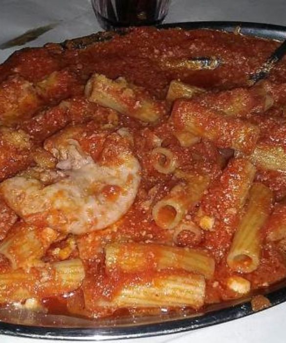 <p>La pajata è un piatto tipico del Lazio. Pajata in romano significa budello di vitello. Che è anche il protagonista di questo primo piatto amato dai laziali (che, in quanto al formato di pasta, prediligono i rigatoni, sappiatelo).</p>
