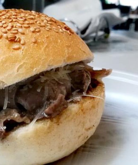 <p>Non è tanto il pane quanto il ripieno di questo famosissimo street food palermitano. Già, perché a vederselo servito strabordante di carne e caciocavallo (nella versione maritata) non penseresti mai che si tratti di milza (e polmone di vitello). La cosa incredibile, è che sono in molti ad amarlo, e non si tratta di soli siciliani.</p>
