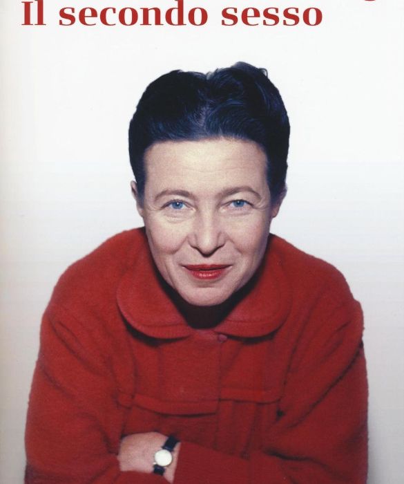 <p>In ogni libreria di una femminista che si rispetti non dovrebbe mai mancare <em>Il secondo sesso</em> di <strong>Simone de Beauvoir</strong>, libro che all’epoca della pubblicazione (1949) fece, allo stesso tempo, successo e scandalo. L'opera, di respiro universale, è diventata una tra le più importanti, a livello letterario, del Novecento.</p>
