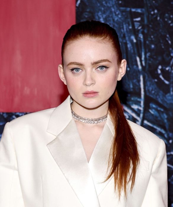 <p>20 anni compiuti ad aprile, Sadie Sink ha recitato in due pellicole della trilogia horror <em>Fear Street</em> e in un altro film <em>Eli</em>, anch’esso un film dell’orrore. È molto amica della collega Millie Bobby Brown.</p>
