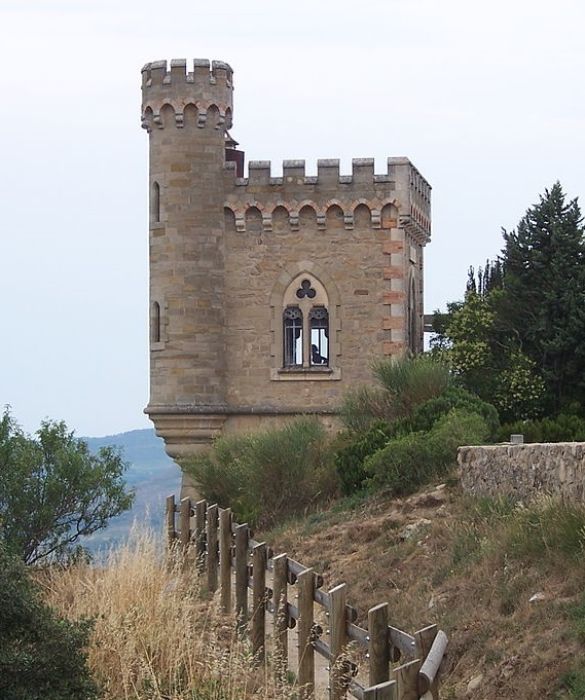 <p>Rennes-le-Château è un piccolo paesino di trecento anime ai piedi dei Pirenei francesi. Deve la sua fama al mistero che la circonda, legato a uno strano ritrovamento da parte del parroco François-Bérenger Saunière, che a fine Ottocento diventò improvvisamente ricco a seguito di lavori effettuati in chiesa. Potrebbero entrarci i Templari, forse il Sacro Graal, magari entrambi.</p>
