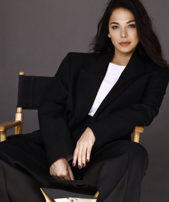 <p>Moran Atias, oggi 40 anni, è stata per qualche anno una piacevole presenza della nostra tv, in particolare come valletta di Matricole & Meteore e I Raccomandati, tra il 2003 e il 2004. Modella, si è reinventata poi attrice, interpretando le serie tv Crash e The Resident. L’abbiamo ritrovata al centro del gossip, come presunta fiamma di Can Yaman: troppo poco.</p>
