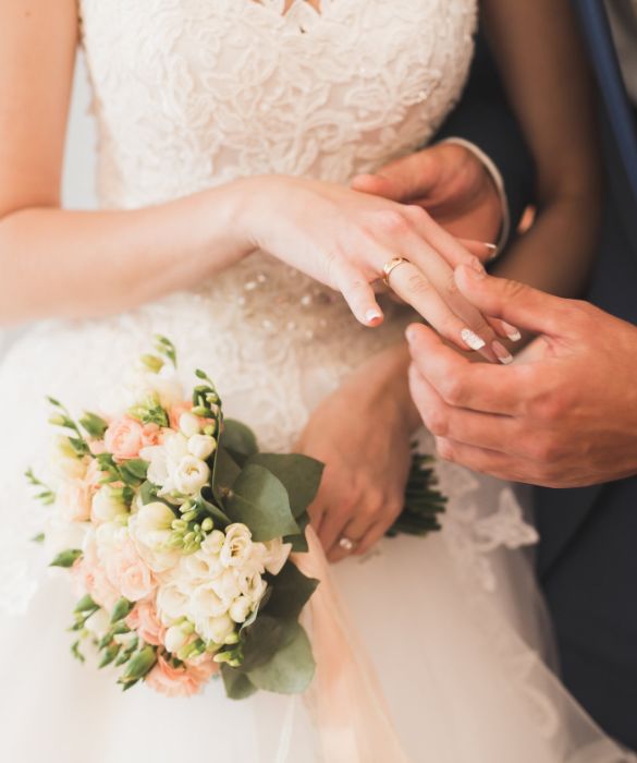 <p>Vedere una donna in <strong>abito da sposa</strong> è sempre una grande emozione, anche per quelle persone che non hanno mai sognato di indossare l’abito bianco.</p>
<p>Di vestiti belli e interessanti se ne vedono sempre di più, ma quelli che restano impressi sono <strong>gli abiti da sposa originali</strong>, ovvero quelli che è praticamente impossibile togliersi dalla testa.</p>
<p>Abbiamo quindi deciso di mettere insieme 10 abiti da sposa particolari che <strong>potrebbero ispirarvi</strong>. Qual è il vostro preferito? E quali sono gli altri che vi sono venuti in mente sfogliando la nostra gallery?</p>