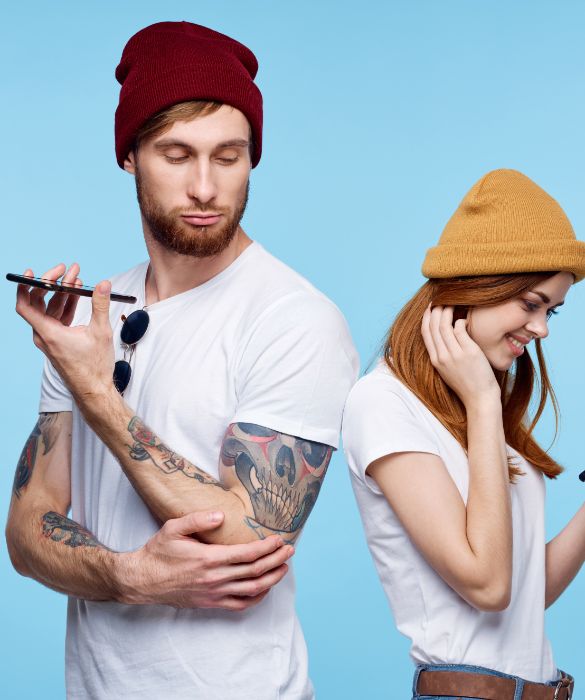 <p>Ci sono cose che accettiamo o crediamo giuste perché abbiamo ereditato un concetto di <strong>amore romantico</strong> che, molto spesso, è davvero distante dal concetto di benessere personale.</p>
<p>Orecchie tese, mente aperta e cuore pronto a imparare qualcosa di nuovo: perché quello che crediamo "normale" e "sano", potrebbe solo essere <strong>una sfumatura di amore tossico</strong>.</p>