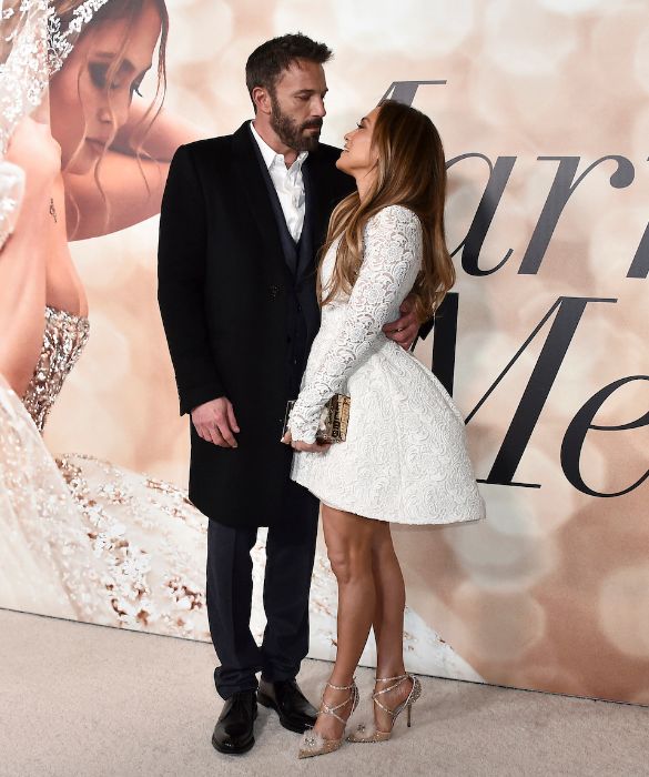 <p>Tra le tante coppie che sono nate nel tempo nel mondo dello Star System ce n’è una che, in fondo, è mancata davvero tanto un po’ a tutti: quella composta da Ben Affleck e Jennifer Lopez.<br />
Dopo 17 anni dalla fine del loro amore, nel 2021 le loro vite si sono nuovamente incrociate, come se il destino non avesse fatto altro che aspettare il momento giusto per dare loro una seconda possibilità. E un anno dopo, nel 2022, dopo un fidanzamento annunciato in aprile, in giugno i due attori sono diventati marito e moglie. Vediamo allora quali sono state le tappe più importanti della loro relazione, dal momento in cui è nata fino al matrimonio.</p>