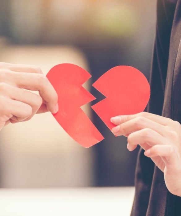 <p>In rete si leggono tantissimi consigli da mettere in pratica per <strong>far tornare l’ex fidanzato</strong>, anche a distanza di anni.</p>
<p>C’è chi propone la<strong> legge di attrazione</strong>, chi<strong> trucchi di psicologia</strong> su <strong>come riconquistare un ex in 7 giorni </strong>(quasi fosse una dieta), chi ti spiega come far tornare l’ex che <strong>vuole stare solo</strong>, o <strong>se ha un’altra</strong>.</p>
<p>Sei davvero sicura di volerci riprovare con il tuo ex? Allora ecco <strong>10 suggerimenti che ti invitiamo a leggere perché forse non tutto è perduto</strong>, ma l’amore che hai verso te stessa potrebbe esserlo in men che non si dica.</p>