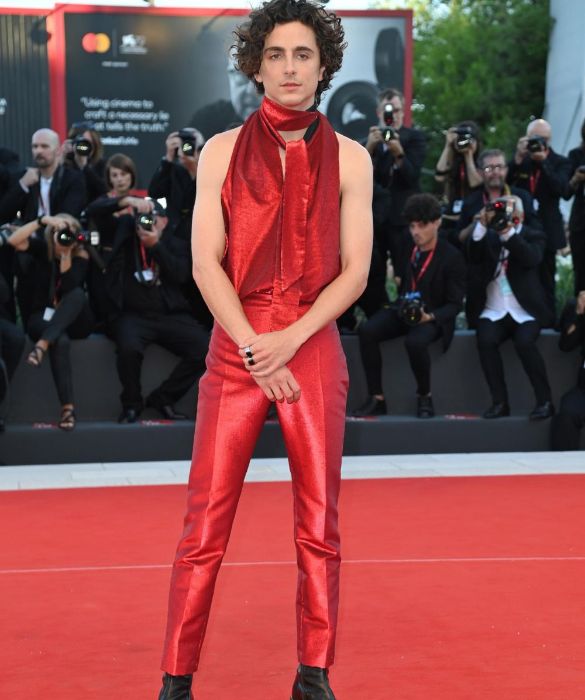 <p>In rosso sul red carpet per infiammarlo con una mise memorabile. Sì, perché di Venezia 79 ricorderemo soprattutto il <strong>completo total red</strong> di <a href=