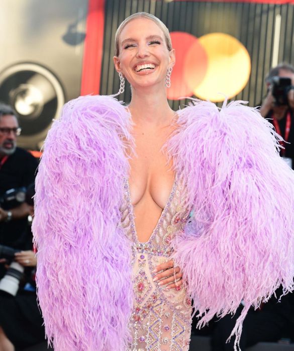 <p>Dopo aver sfoggiato uno scollatissimo abito dorato a sirena tempestato di paillettes, la <strong>digital entrepreneur</strong> tedesca si distingue sul tappeto rosso del Festival del Cinema di Venezia con uno scollatissimo <strong>abito gioiello</strong> dalle maxi maniche in piume di struzzo color lilla.</p>