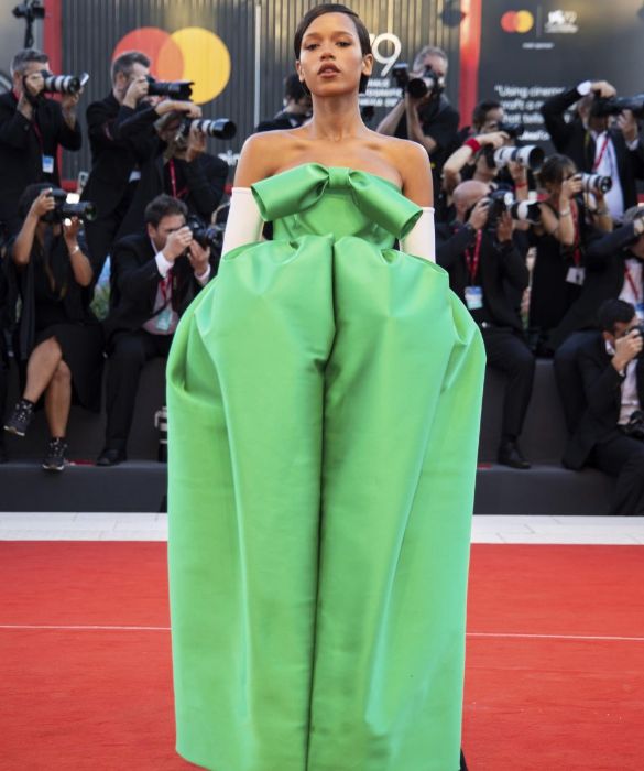 <p>Dopo tanto black&white, finalmente un po’ di colore. E che colore! Il <strong>verde smeraldo</strong> di un abito senza spalline in mikado, con <strong>maxi fiocco</strong> sul seno, che l’attrice canadese ha indossato con dei semplici <strong>guanti bianchi</strong>. Sorpresa, sorpresa: il lato B del vestito è corto! Un coup de théâtre in perfetto stile Balenciaga.</p>