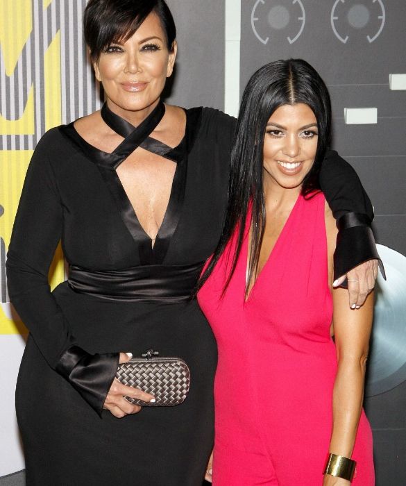 <p>Un DNA irresistibile: a dire il vero, nel clan Kardashian sembrano un po’ tutte fatte con lo stampo. Tra tutte le sorelle, però, è Kourtney a esprimere in maniera più impressionante la somiglianza con mamma Kris Jenner.</p>
