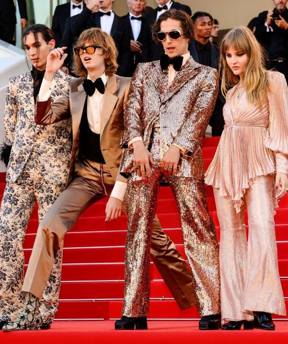 <p>Come si vestirebbero i Cugini di Campagna, semmai calcassero il red carpet del Festival di Cannes? Così, ecco come. Un look che è quasi un inception, in un trionfo color champagne di paillettes, lamè, piume e tappezzeria anni ‘70.</p>
