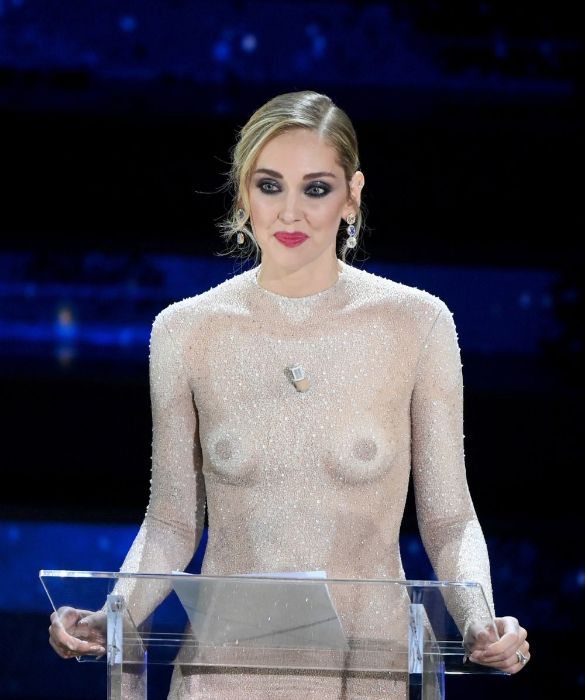 <p>Con una serie di 4 “<strong><em>statement dresses</em></strong>”, Chiara Ferragni ha fatto sua la lezione di Paco Rabanne, il visionario stilista che ci ha lasciati solo pochi giorni fa. Ma se Rabanne si concentrava più sulla fisicità del corpo femminile, Ferragni ha usato il proprio corpo, la moda e i lustrini per rendere ancora più diretti ed efficaci i messaggi femministi già veicolati, in una delle più recenti edizioni del Festival, da <strong>Rula Jebreal</strong>. Come ha scritto <strong>Chimamanda Ngozi Adichie</strong>: <em>Dovremmo essere tutti femministi</em>. Possiamo dire che Chiara Ferragni, a Sanremo, ha decisamente dato il buon esempio. Vestita di un <strong>abito effetto nudo</strong>, il disegno del suo corpo attraverso un ricamo di minuscole perline, ha rappresentato “<em>il corpo di tutte le donne</em>”, rivendicandolo contro ogni vergogna e strumentalizzazione. </p>