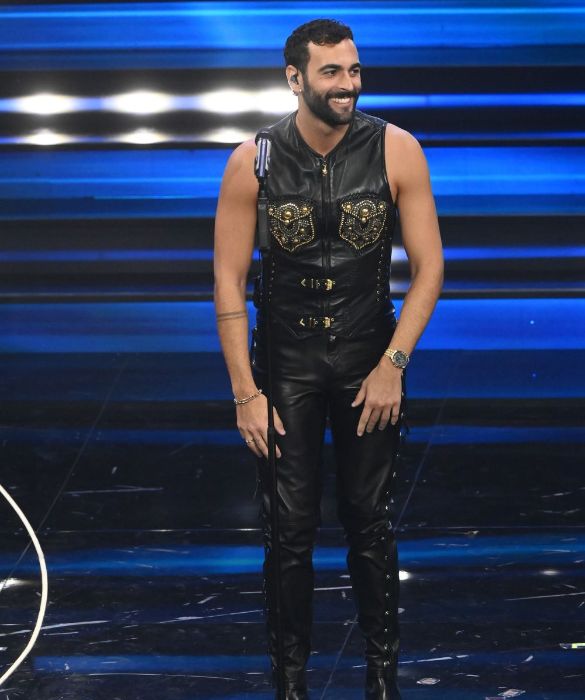 <p>Primo sia secondo il voto della sala stampa che per la classifica provvisoria data dal televoto della terza serata, Mengoni emoziona per bravura ma non certo per i suoi look sanremesi. Lui è sempre un gran bel vedere, i look da Village People (o vigile urbano fetish), però, non ce li meritavamo proprio.</p>
