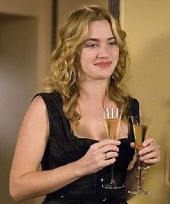 <p>Stesso film, altra protagonista e altro stile: con un <strong>little black dress</strong> non si sbaglia mai, nemmeno a Natale. Per valorizzare questa mise, date carattere al classico <strong>tubino nero</strong> con una cintura sottile in vernice e abbinatelo con <strong>gioielli dorati</strong>: per essere natalizie, sì, ma senza strafare!</p>