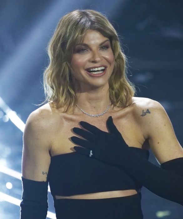 <p><strong>Glamour</strong> come una diva d’altri tempi, non solo negli outfit ma anche nel makeup: Alessandra Amoroso ritorna a Sanremo con gran classe. Protagonisti sono il <strong>blush rosato</strong>, <strong>labbra MLBB</strong> (my lips but better) e il <strong>trucco occhi sfumato color malva</strong>, semplicemente sublime.</p>
