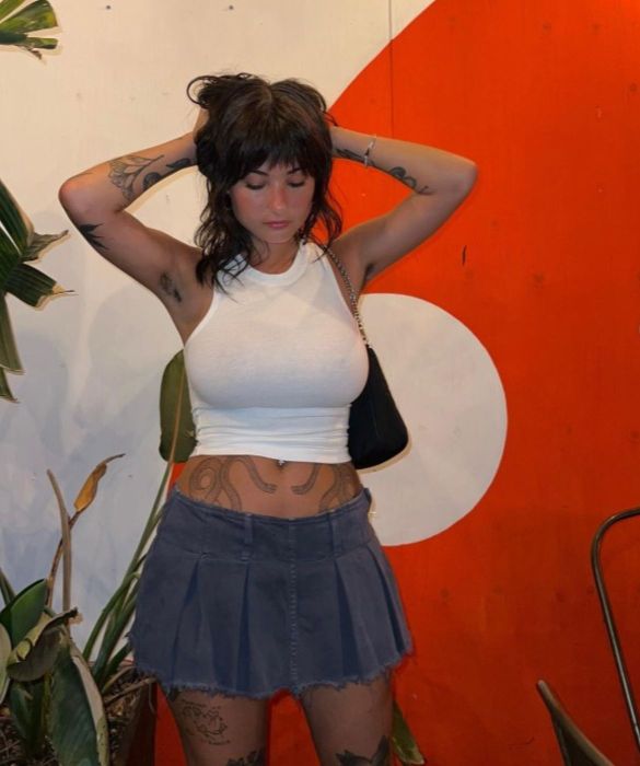 <p>Iniziamo la carrellata sulle <strong>celebrità che non si depilano</strong> con una influencer italiana. Ricordate quando Giorgia Soleri (all’epoca fidanzata con Damiano dei Maneskin) ha mostrato le sue ascelle non depilate sui social? Un vero e proprio terremoto mediatico! La sua scelta ha scatenato un dibattito acceso, dimostrando ancora una volta quanto sia importante parlare liberamente del proprio corpo.</p>