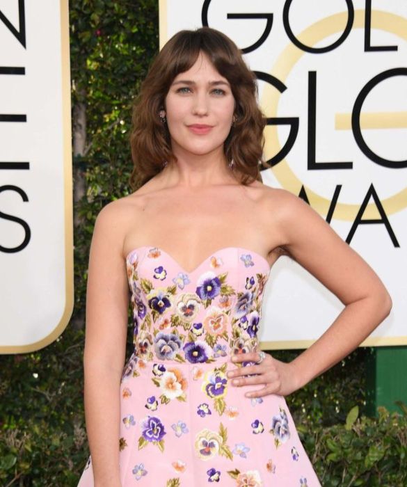 <p>L'attrice americana ha fatto parlare di sé sul red carpet dei <strong>Golden Globe 2017</strong>, sfoggiando un look audace con le ascelle non depilate. Chioma corvina e sguardo intenso, <strong>Lola Kirke</strong> non ha paura di sfidare le convenzioni. La combo abito elegante, sorriso raggiante e... ascelle “libere” ha destato curiosità, dividendo il pubblico tra chi l'ha applaudita per la sua autenticità e chi l'ha criticata per una provocazione giudicata eccessiva. Ma Lola non si è lasciata intimorire: per lei, mostrare le proprie ascelle al naturale è un modo per affermare la propria libertà e per invitare le donne a sentirsi a proprio agio nel proprio corpo, senza dover per forza corrispondere a canoni estetici imposti.</p>