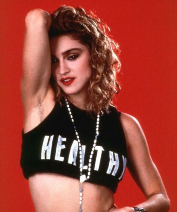 <p>La regina del pop non ha mai avuto paura di osare. Negli anni '90, ha sfoggiato più volte le sue ascelle al naturale, diventando un'icona di stile e di ribellione. <strong>Madonna</strong>, infatti, è sempre stata una <strong>regina della provocazione</strong>, e le sue ascelle non depilate non sono state certo l'unica parte del corpo a far parlare di sé. Durante il suo Blond Ambition Tour, sfoggiò un top caratterizzato da due coni appuntiti, che richiamavano la forma di un seno? E cosa dire su quando indossò un abito fatto interamente di croci? Le scelte stilistiche di <strong>Veronica Ciccone</strong> hanno spesso infranto le regole e sfidato i tabù, e le ascelle non depilate si inseriscono perfettamente in questa prospettiva.</p>