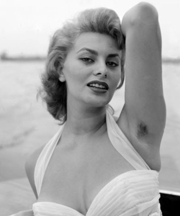 <p>Avete mai pensato che le ascelle potessero diventare un campo di battaglia per l'emancipazione femminile? Ebbene sì! Sempre più spesso, le star di Hollywood (ma anche di casa nostra), decidono di sfoggiare con orgoglio le loro ascelle al naturale. Un gesto che va ben oltre la semplice scelta estetica, ma che rappresenta una vera e propria presa di posizione delle <strong>vip che non si depilano</strong> contro i diktat della bellezza tradizionale. Pronte a scoprire chi sono?</p>