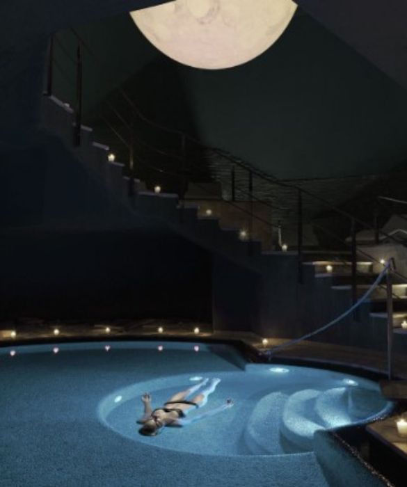 <p>Prima azienda italiana a firmare un accordo con il Ministero dell’Ambiente, Lefay Resort & SPA si impegna a ridurre le emissioni di CO2. Integrato nel verde, l’hotel di Gagnano, sul Lago di Garda, è dedicato a benessere e sostenibilità. Per gli interni sono stati utilizzati i materiali del luogo, sul menù si trovano i prodotti alimentari locali, come gli immancabili limoni.</p>