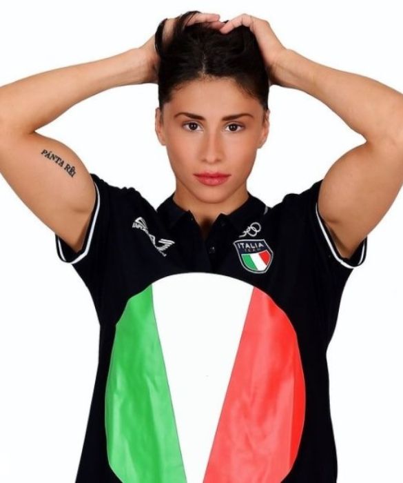 <p>Negli altri sport da combattimento c’è grande attesa per<strong> Irma Testa</strong> (23 anni), prima <strong>pugile </strong>italiana a disputare un'Olimpiade in occasione di Rio de Janeiro 2016. Tre anni dopo si è laureata campionessa europea nella <strong>categoria 57 kg (pesi piuma)</strong>, sconfiggendo l'inglese Karriss Artingstall con verdetto unanime.</p>
