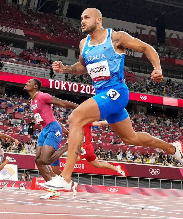 <p>Il ritratto della salute, il nuovo campione olimpico dei 100 m. Nato in Texas, non ha gli occhi di ghiaccio ma se ci guardasse ci scioglieremmo lo stesso. Un sogno, come quello che ci ha regalato con i suoi sprint.</p>
