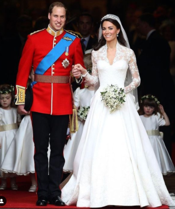 <p>Quello indossato da <strong>Kate Middleton </strong>il 29 aprile del 2011 è, molto probabilmente, uno degli abiti da sposa più famosi al mondo. La creazione, che ha un design davvero da favola, è stata realizzata da Sarah Burton, direttore creativo di Alexander McQueen.</p>
