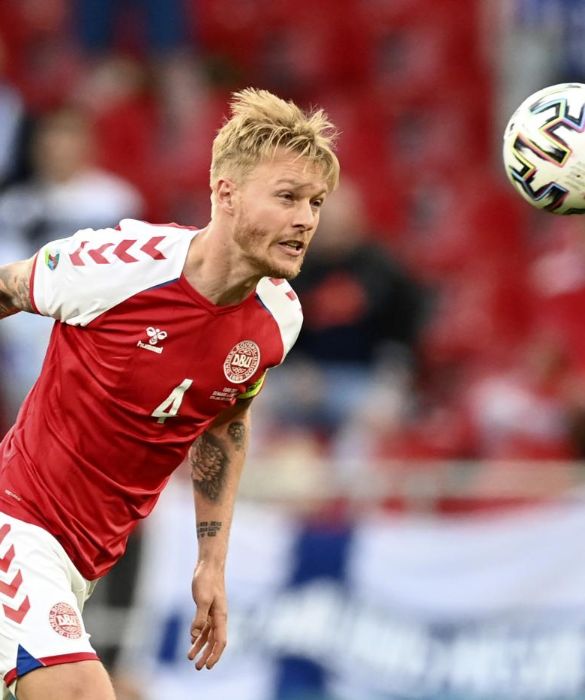 <p>Capitano coraggioso della Danimarca, Simon Kjaer già ci piaceva parecchio prima. Da quando ha salvato la vita al compagno di squadra Christian Eriksen, beh, ancora di più.</p>
