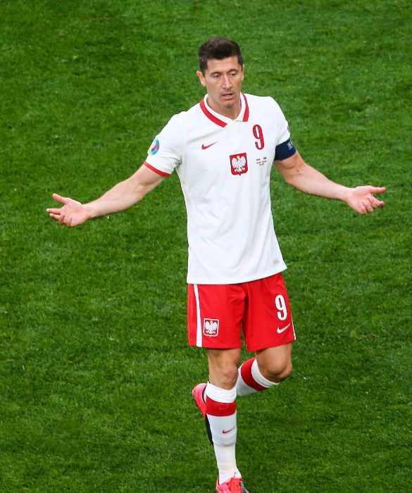 <p>Uno dei più grandi giocatori del mondo, Robert Lewandowski indossa da 13 anni la casacca della Polonia. Ma noi lo preferiamo decisamente quando se la toglie.</p>
