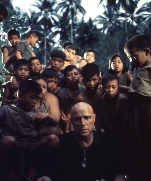 <p>Tra i più bei film sul Vietnam c’è senza dubbio <em>Apocalypse Now</em>: merito anche del monologo sugli orrori della guerra del colonnello Kurtz, interpretato in modo magistrale da Marlon Brando: “Io ho visto degli orrori, orrori che ha visto anche lei. Ma non ha il diritto di chiamarmi assassino. Ha il diritto di uccidermi, ha il diritto di far questo. Ma non ha il diritto di giudicarmi”.</p>
